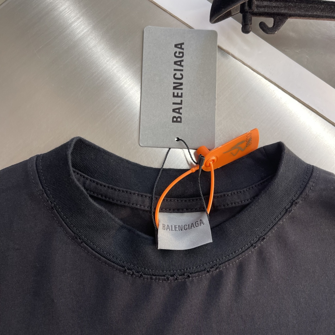 -Balenciag    标识字母短袖定制秘境柔感平纹棉 细腻柔软 舒适贴肤 以雾感炭铅黑为底 沉谧无