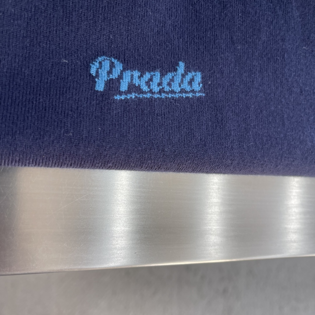-PRAD    徽标嵌花短袖毛衣定织柔滑双股高密棉毛纱 柔软蓬松 舒适贴肤 暖调奶油黄如日光熔金 晕染