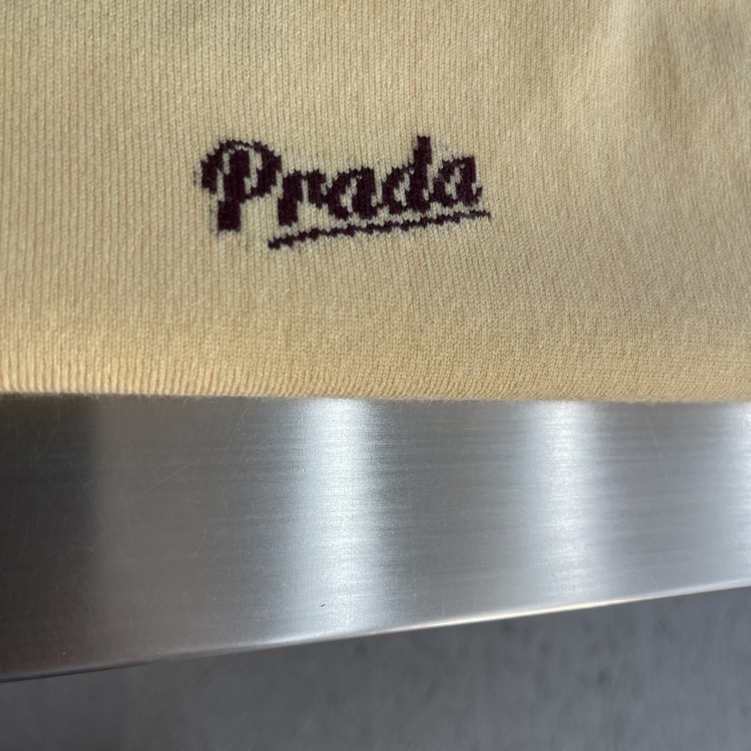 -PRAD    徽标嵌花短袖毛衣定织柔滑双股高密棉毛纱 柔软蓬松 舒适贴肤 暖调奶油黄如日光熔金 晕染