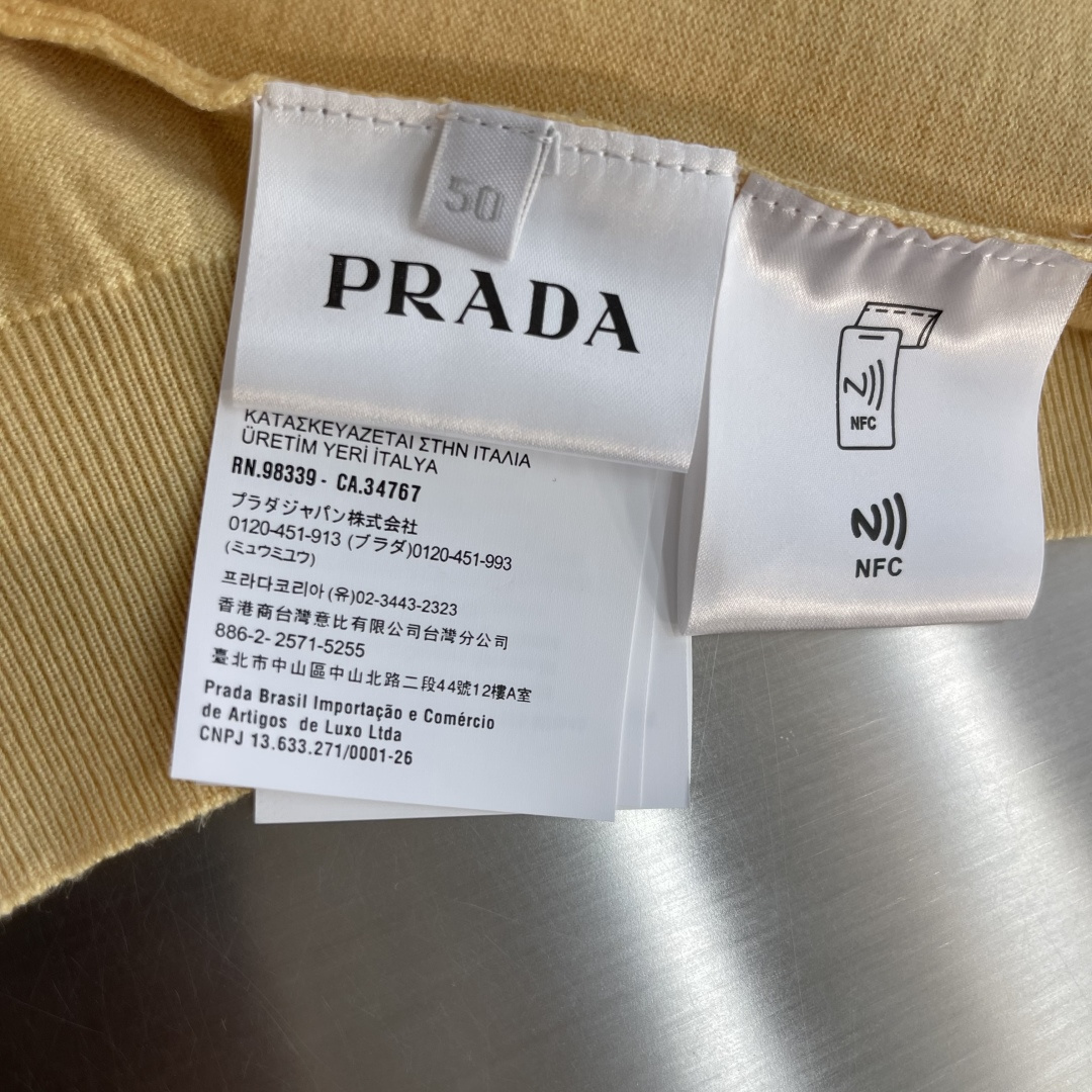-PRAD    徽标嵌花短袖毛衣定织柔滑双股高密棉毛纱 柔软蓬松 舒适贴肤 暖调奶油黄如日光熔金 晕染
