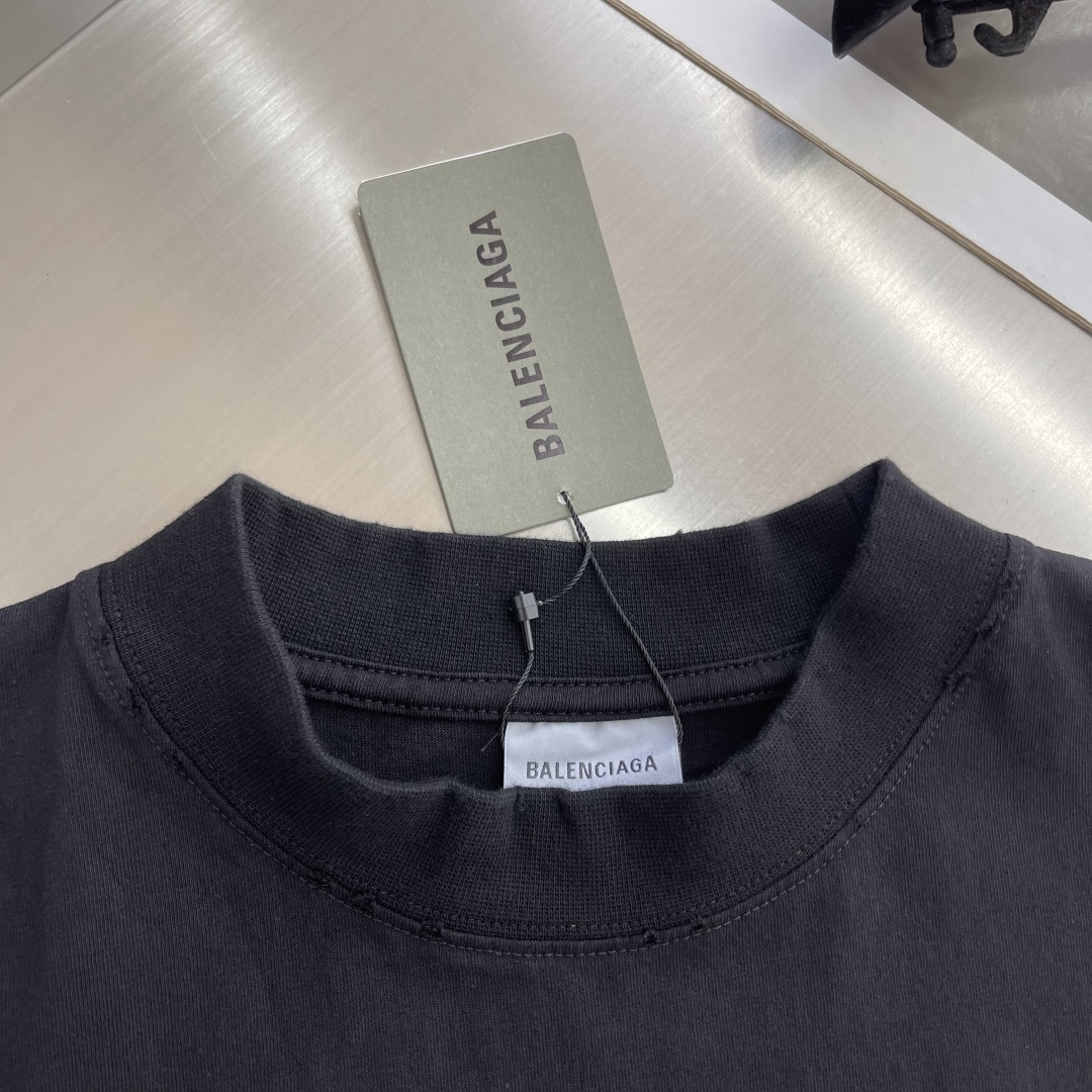 -Balenciag    艺术印花标识短袖采用原版定制巴黎绵。螺纹采用十字配套螺纹。采用白墨直喷印花工