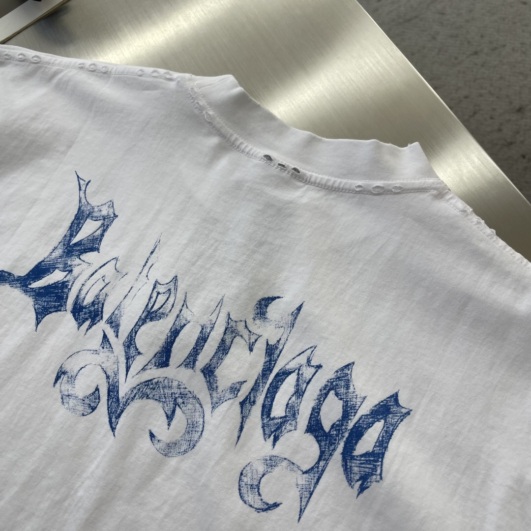 -Balenciag    艺术印花标识短袖采用原版定制巴黎绵。螺纹采用十字配套螺纹。采用白墨直喷印花工