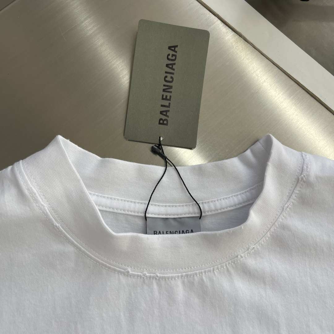 -Balenciag    艺术印花标识短袖采用原版定制巴黎绵。螺纹采用十字配套螺纹。采用白墨直喷印花工