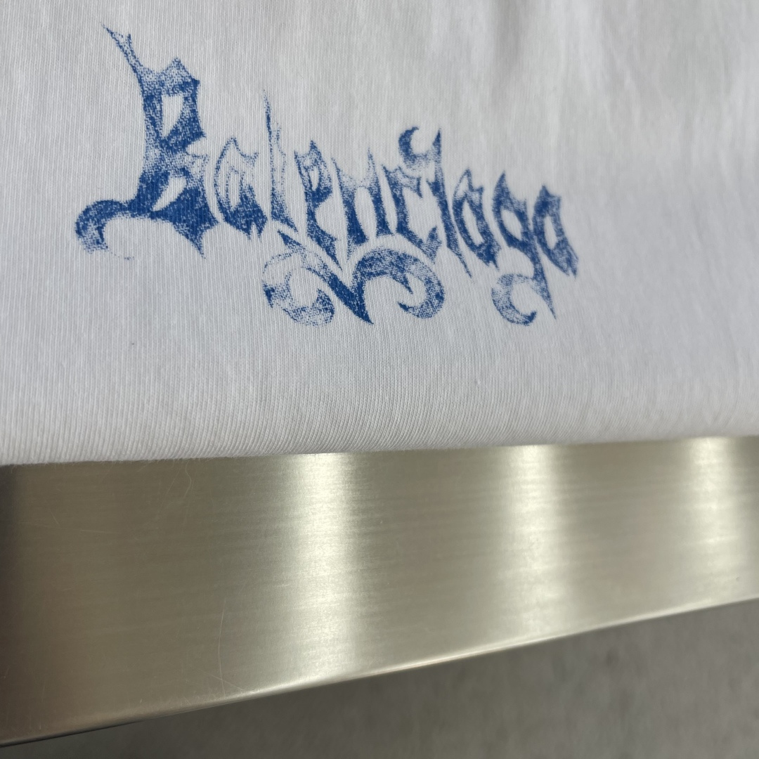 -Balenciag    艺术印花标识短袖采用原版定制巴黎绵。螺纹采用十字配套螺纹。采用白墨直喷印花工