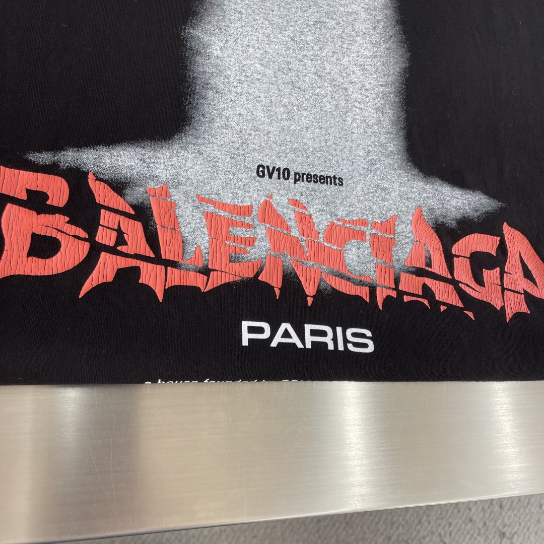 -Balenciag    印花标识短袖采用定制巴黎绵。罗文采用十字配套螺纹。胶浆龟裂印花，人工胶浆印花