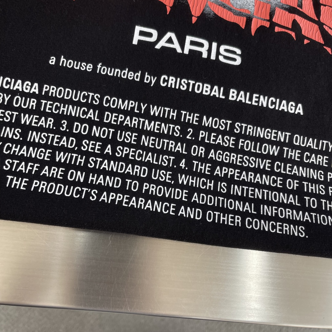-Balenciag    印花标识短袖采用定制巴黎绵。罗文采用十字配套螺纹。胶浆龟裂印花，人工胶浆印花