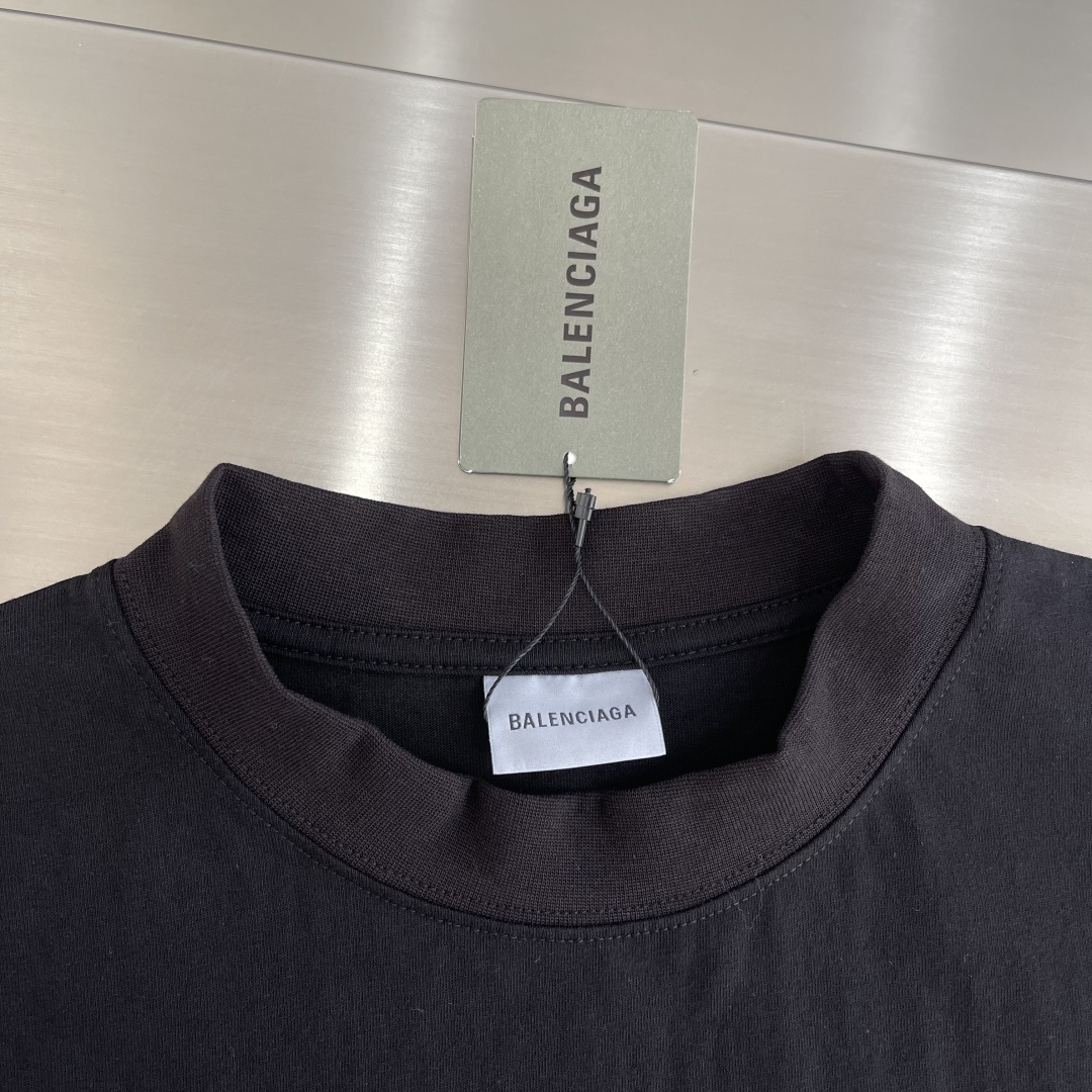 -Balenciag    印花标识短袖采用定制巴黎绵。罗文采用十字配套螺纹。胶浆龟裂印花，人工胶浆印花