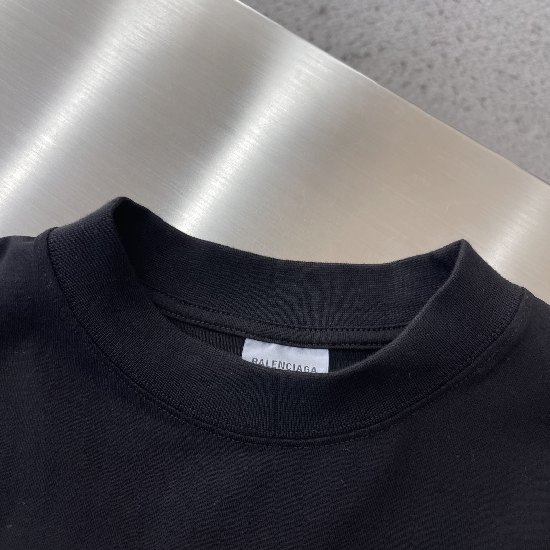 -Balenciag    人像直喷印花标识短袖采用定制巴黎绵。采用十字配套螺纹。印花采用3D白墨直喷，