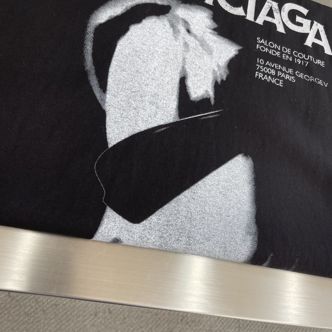 -Balenciag    人像直喷印花标识短袖采用定制巴黎绵。采用十字配套螺纹。印花采用3D白墨直喷，