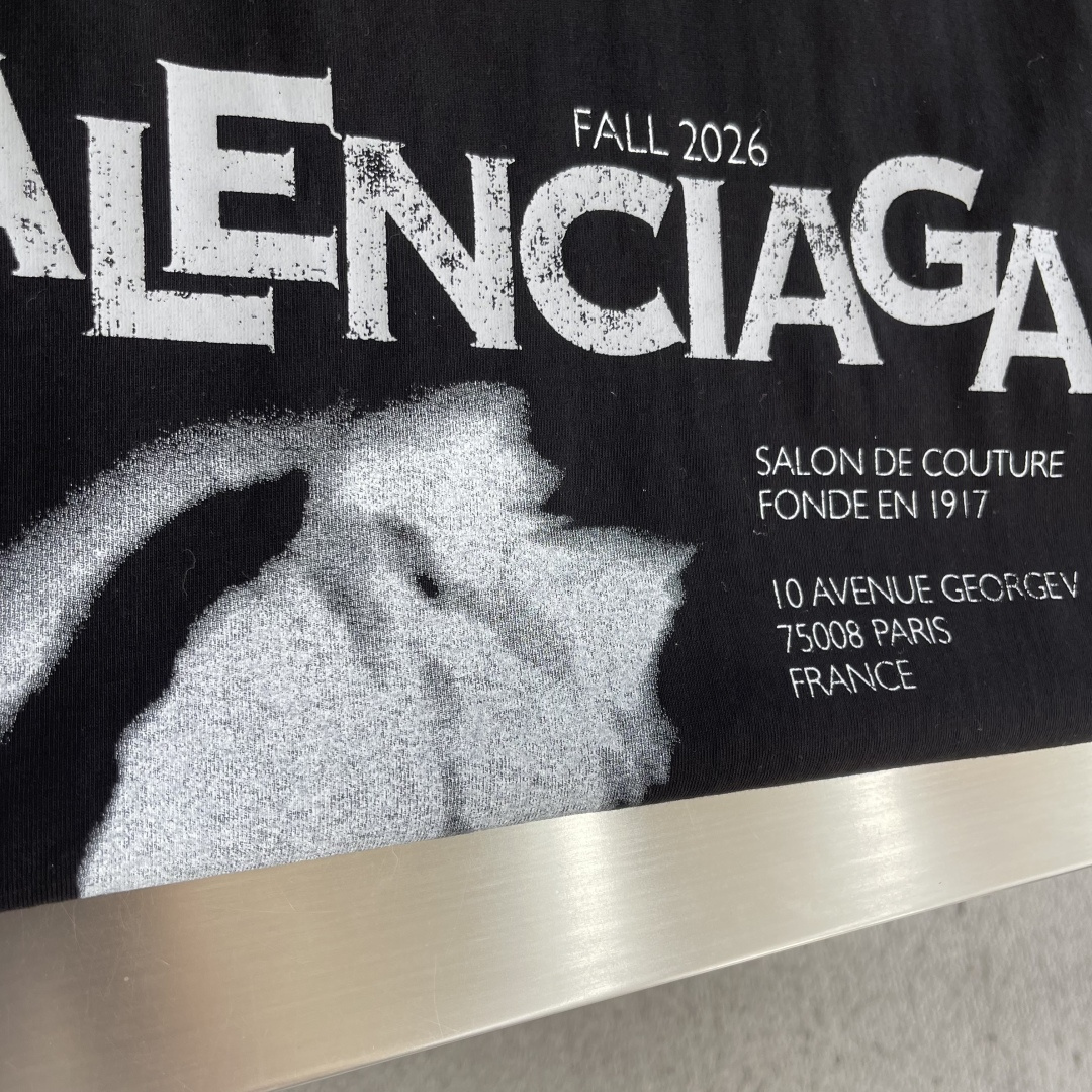 -Balenciag    人像直喷印花标识短袖采用定制巴黎绵。采用十字配套螺纹。印花采用3D白墨直喷，