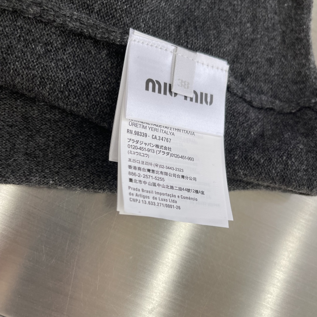 -MiuMiu    字母徽标针织POLO衫采用20%羊绒，80%绵纱。原版开模定制1：1织物提花徽标。