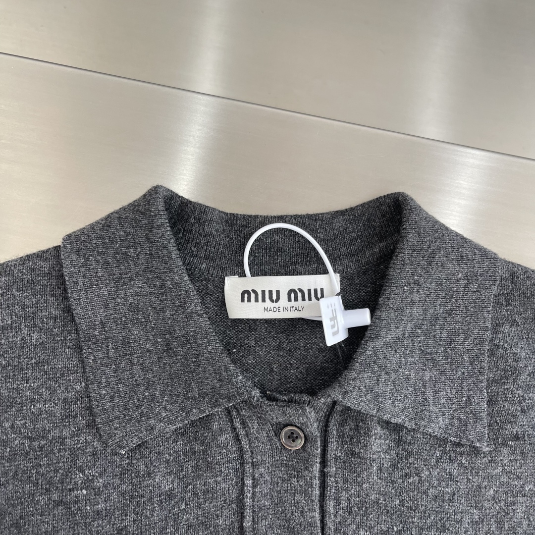 -MiuMiu    字母徽标针织POLO衫采用20%羊绒，80%绵纱。原版开模定制1：1织物提花徽标。