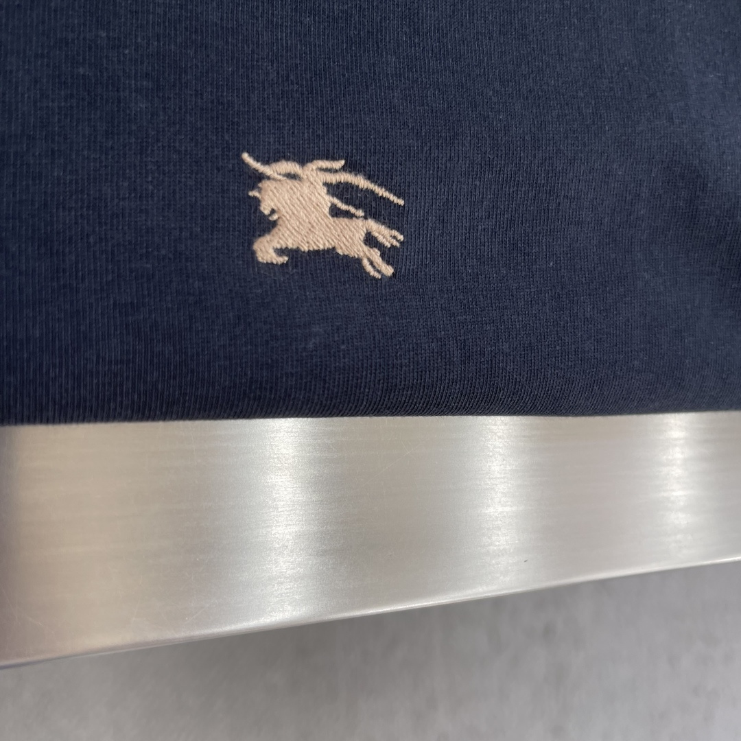 -BBR     格纹袖口战马刺绣短袖采用100%双股精梳纯棉针织面料，通过双股纱线交错织法，形成紧实饱