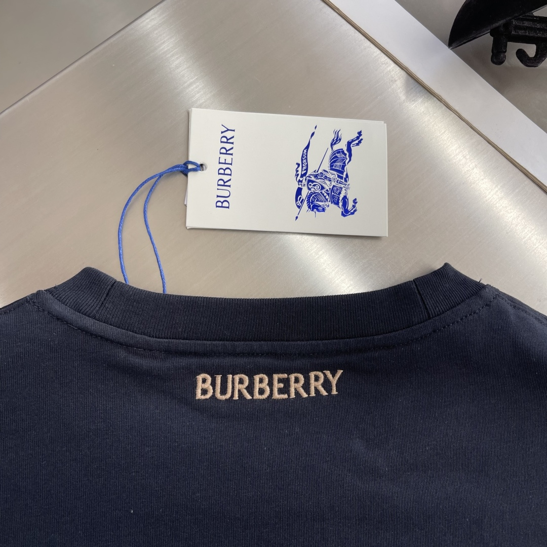 -BBR     格纹袖口战马刺绣短袖采用100%双股精梳纯棉针织面料，通过双股纱线交错织法，形成紧实饱
