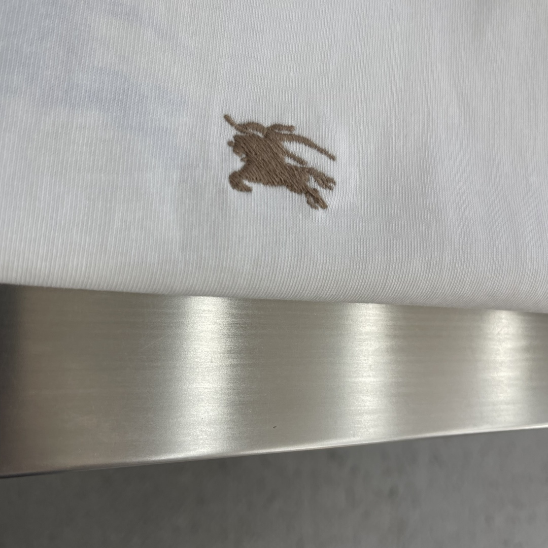 -BBR     格纹袖口战马刺绣短袖采用100%双股精梳纯棉针织面料，通过双股纱线交错织法，形成紧实饱