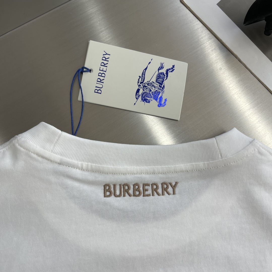 -BBR     格纹袖口战马刺绣短袖采用100%双股精梳纯棉针织面料，通过双股纱线交错织法，形成紧实饱