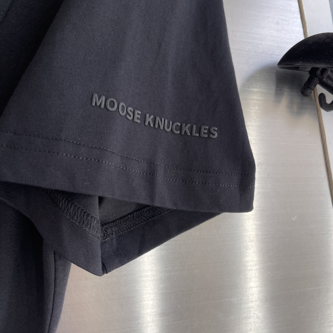 -Moose    Kn工装贴袋短袖选用高支双纱精梳针织棉，定织平纹针织坯布。高密双纱纺织结构，布面细腻