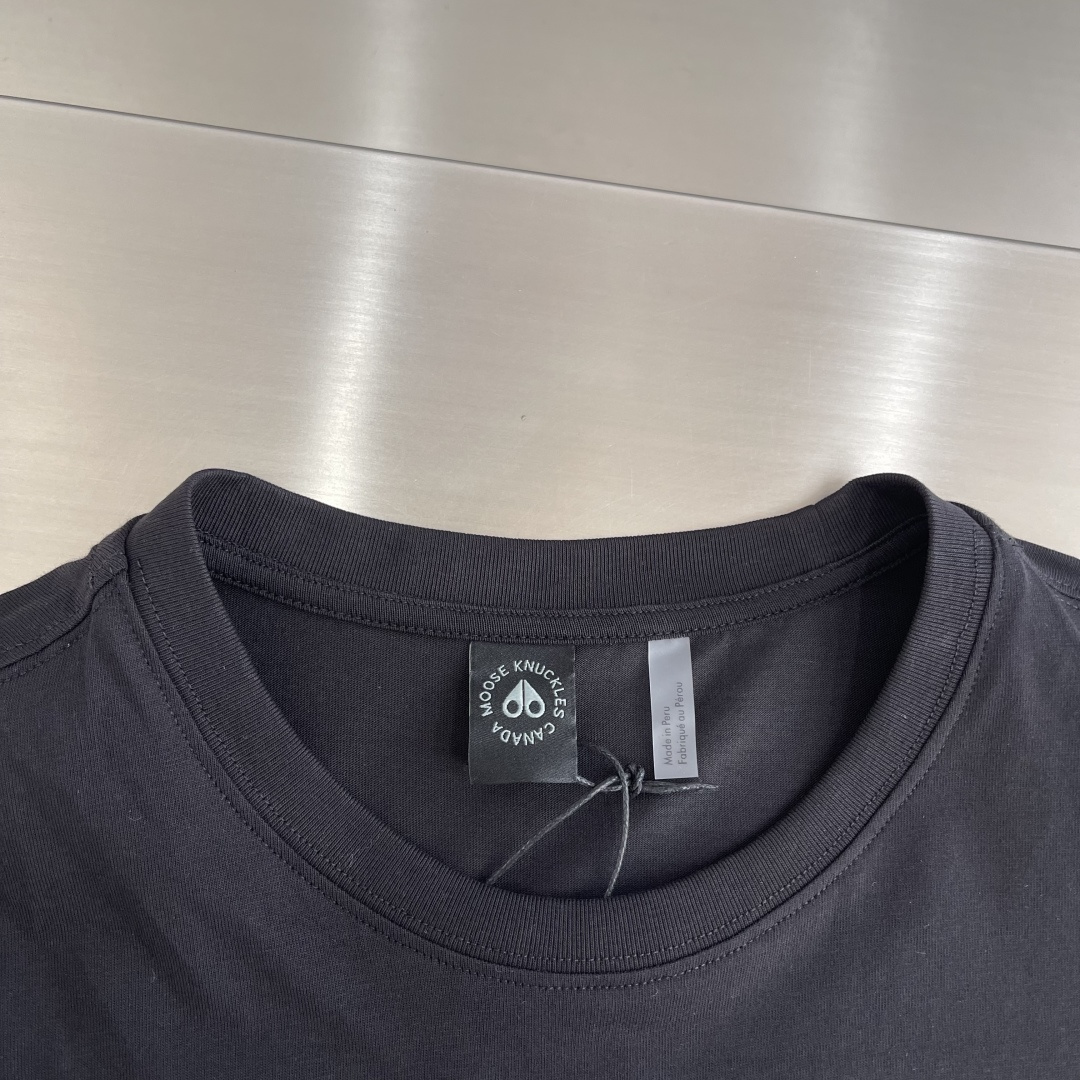 -Moose    Kn工装贴袋短袖选用高支双纱精梳针织棉，定织平纹针织坯布。高密双纱纺织结构，布面细腻