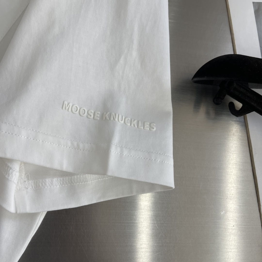 -Moose    Kn工装贴袋短袖选用高支双纱精梳针织棉，定织平纹针织坯布。高密双纱纺织结构，布面细腻