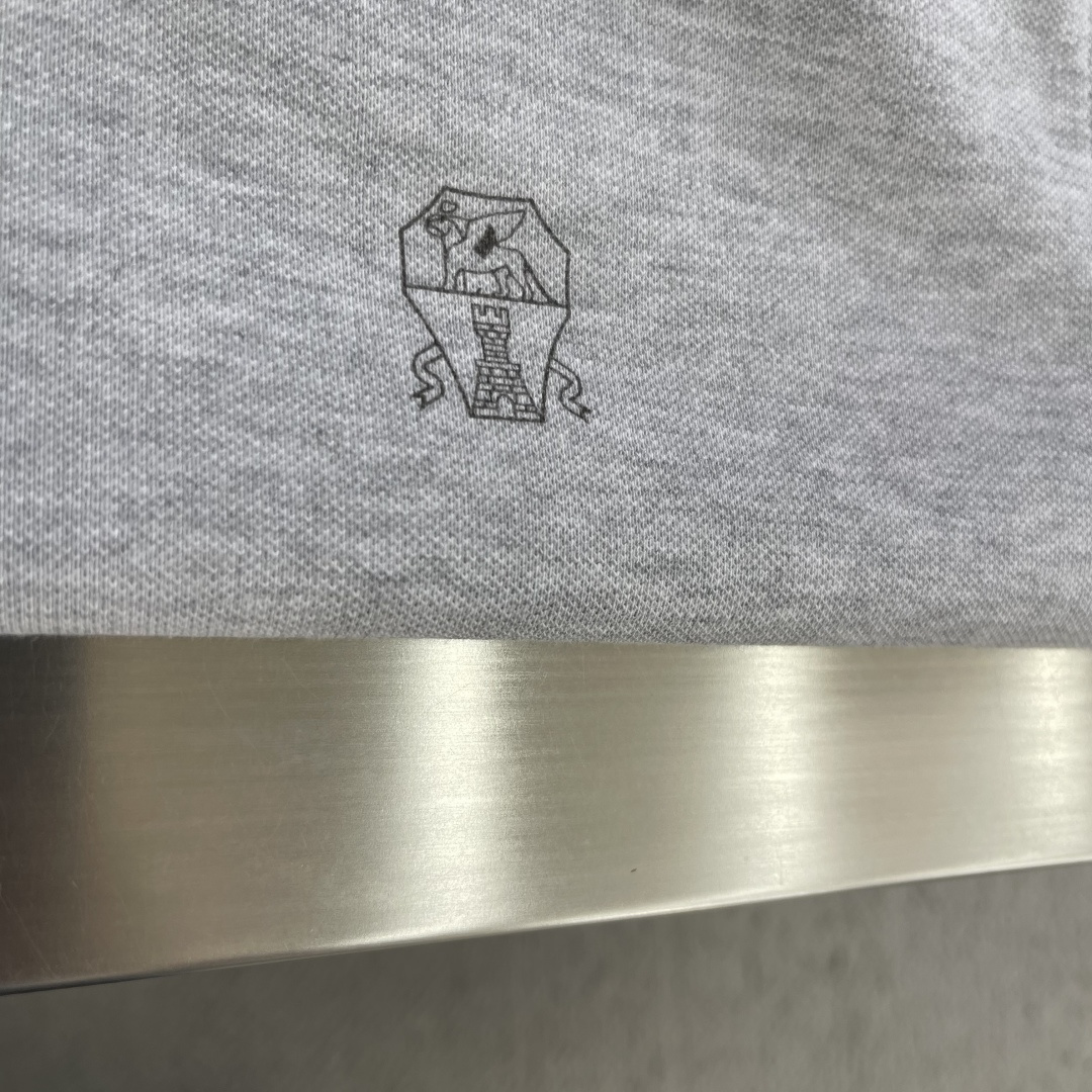 -BC    图案印花马球衫选用高支精梳棉珠地面料，通过标志性蜂窝珠地网眼织法，布面布满均匀透气微孔，镂