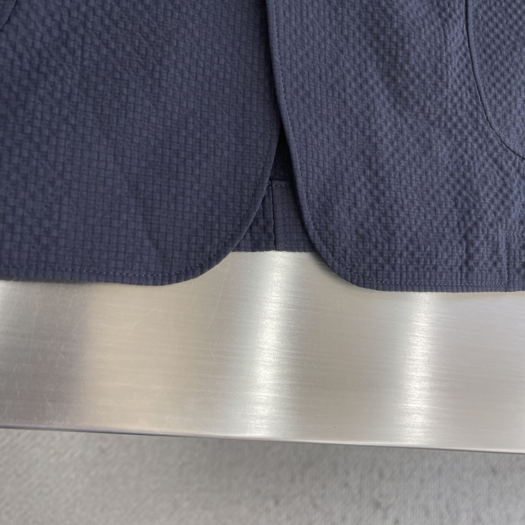 -Loro Piana     翻领深蓝色西装材质 聚酯纤维尺码：48-56（M-3XL）尺码48	衣长