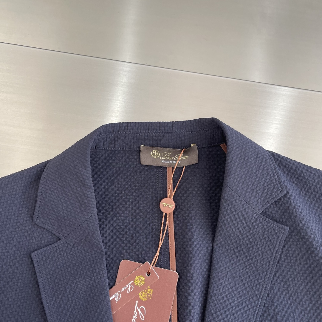 -Loro Piana     翻领深蓝色西装材质 聚酯纤维尺码：48-56（M-3XL）尺码48	衣长