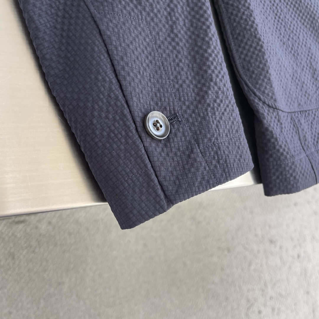 -Loro Piana     翻领深蓝色西装材质 聚酯纤维尺码：48-56（M-3XL）尺码48	衣长