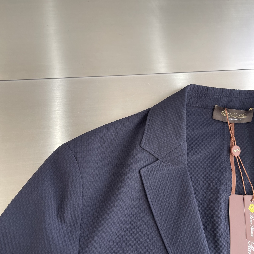 -Loro Piana     翻领深蓝色西装材质 聚酯纤维尺码：48-56（M-3XL）尺码48	衣长