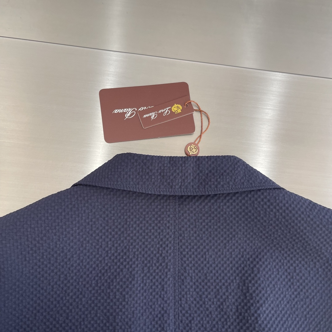 -Loro Piana     翻领深蓝色西装材质 聚酯纤维尺码：48-56（M-3XL）尺码48	衣长