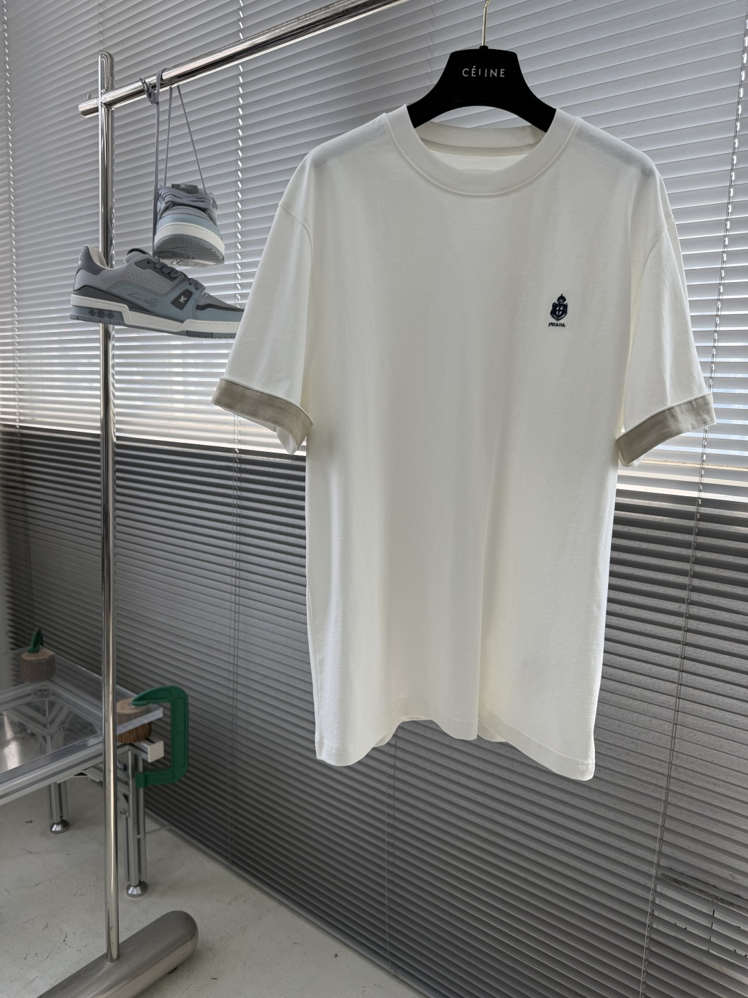 NO:872792,-PRAD 2026 spring and summer new style rollable short-sleeved round neck short-sleeved T-sleeves. Simple design, not tacky, fully demonstrating the superb cutting and craftsmanship. It can achieve such a fashionable and high-end feel, big-name workmanship. Made of high-count pure cotton fabric, the fabric is soft and breathable, the upper body is more close-fitting and comfortable, and the drape is high-end. The chest is decorated with fashionable logo embroidery, and the cuffs are fashionable and can be rolled.  Make the whole piece of clothing high-end, simple and elegant, and more high-quality. Make the whole piece of clothing more advanced and versatile. Exquisite and delicate, loose fit, easy to wear, versatile, classic and timeless!  It is very suitable for leisure time. It is very versatile and can show your personal taste. Sizes M-5XL, prada, T-shirt,19860909-PRAD 2026春夏新款可卷边短袖圆领短袖T袖. 简约的设计,又不俗气,尽情的展示了裁剪和工艺的高超.能做到如此时尚高级感,大牌做工.采用高支纯棉面料 面料柔软透气 上身更贴身舒适,垂感高级.胸口时尚logo刺绣点缀 袖口时尚可卷边设计 让整件衣服高档满分简约大方,更显品质.让整件衣服更高级百搭.精致细腻、宽松版型 好穿又百搭经典不过时！非常适合闲暇时光穿着很日常百搭,都能显现个人品味. 尺码M-5XL,,prada,T-shirt,,Men's clothing