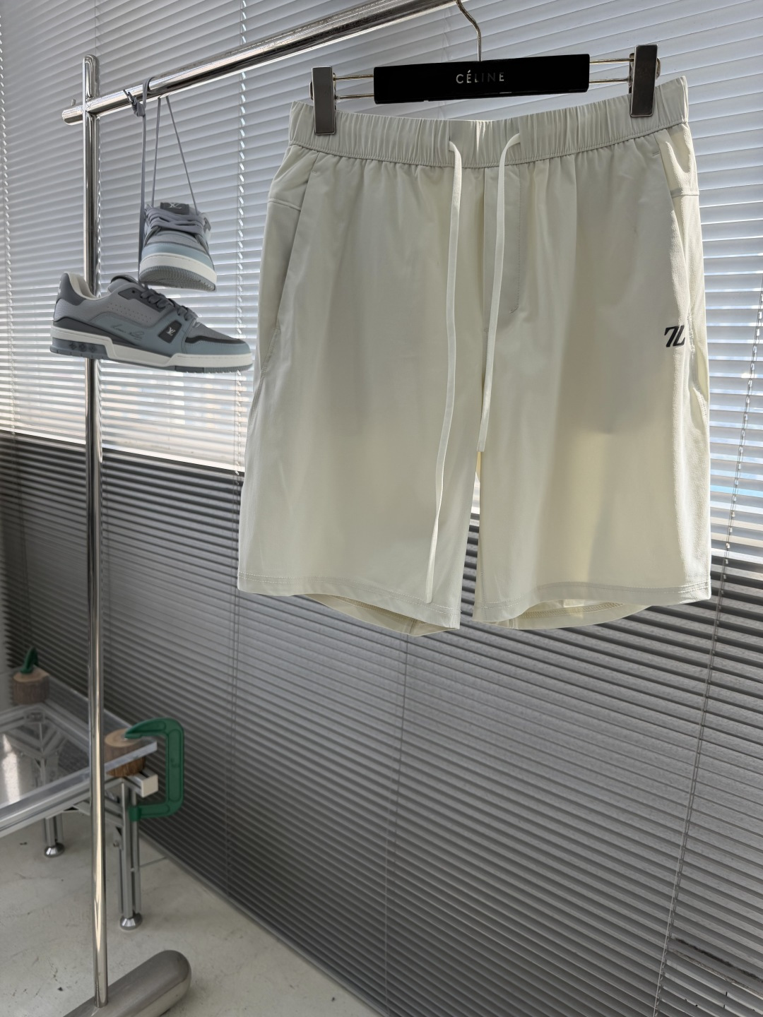 NO:872784,-Z Zegn 26 spring and summer new men's quick-drying shorts are a hot model!  This year's most unique top-grade quick-drying pants are particularly effective on the upper body. They dry immediately after washing. The fabric is comfortable, soft and stylish!  This lightweight Gamma is designed for fun hiking. Breathable, comfortable and durable, Aequora AirPermM soft shell fabric brings elastic expression. It is made of imported elastic quick-drying fabric, soft and comfortable. This fabric has excellent durability, breathability and moisture wicking performance, and is water repellent  The three-dimensional cutting structure is ergonomic and unrestricted in movement. The integrated waistband ensures a stable fit and smooth lines, ensuring freedom. The upper body is comfortable and breathable, light and wear-resistant, four-way elastic fabric, equora AirPerm fabric is light and close-fitting and comfortable. The craftsmanship is exquisite and the details are full of ingenuity. Iconic three-dimensional tailoring. Pocket design on both sides. Logo letter decoration on the left pocket. It is quite exquisite, very fashionable and pleasing, and effectively flaunts the brand identity. Elastic waistline  Perfect for casual sports and everyday wear!  Size M-4XL,,shorts,19860909-Z Zegn 26春夏新品男士速干短裤 爆款来袭！今年最有特色顶级速干裤,上身效果特别棒,一洗就干,面料舒适柔软有型！ 这款轻量的 Gamma 专为畅快徒步而生. 透气、舒适、耐用,Aequora AirPermM软壳面料带来富有弹性的表现力.采用进口弹力速干面料、柔软舒适,此面料具有优异的耐用性、透气性和吸湿排汗性能,防泼水 立体剪裁结构,符合人体工程学,运动不受限制.一体式腰带确保稳固贴合,线条流畅,确保自如.上身舒适透气,轻薄耐磨,四向弹性面料,equora AirPerm面料轻薄且贴身舒适 工艺精湛考究,细节之处尽显匠心,标志性立体剪裁 两侧口袋设计 左口袋处logo字母装饰 颇为精致,非常时髦且讨喜,并有力的标榜了品牌身份,松紧腰围 休闲运动日常百搭再合适不过！ 尺码M-4XL,,shorts,,Men's clothing