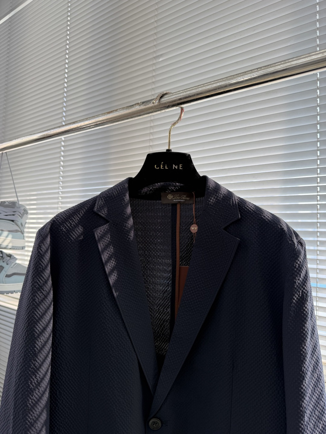 -Loro Piana     翻领深蓝色西装材质 聚酯纤维尺码：48-56（M-3XL）尺码48	衣长