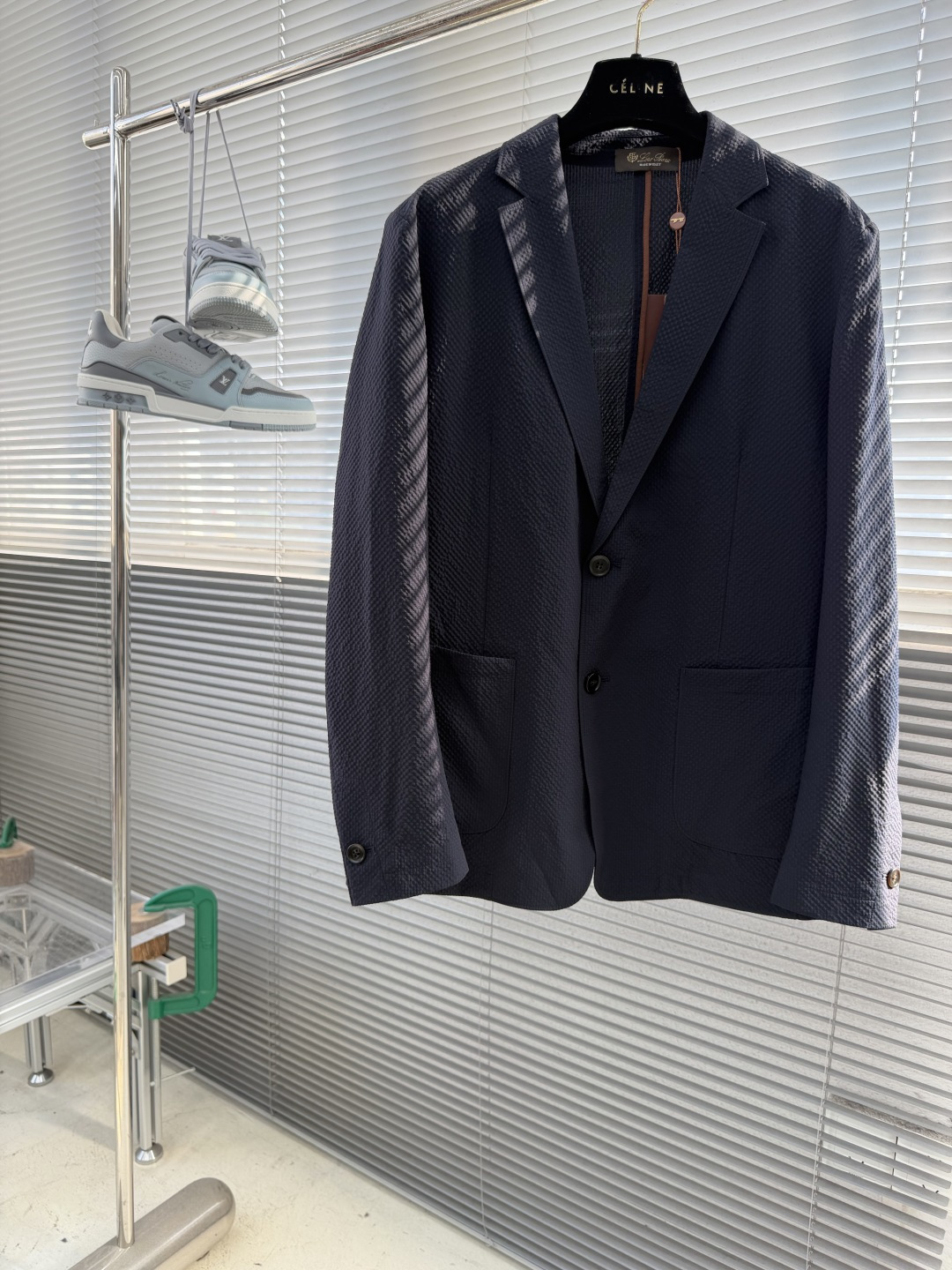-Loro Piana     翻领深蓝色西装材质 聚酯纤维尺码：48-56（M-3XL）尺码48	衣长