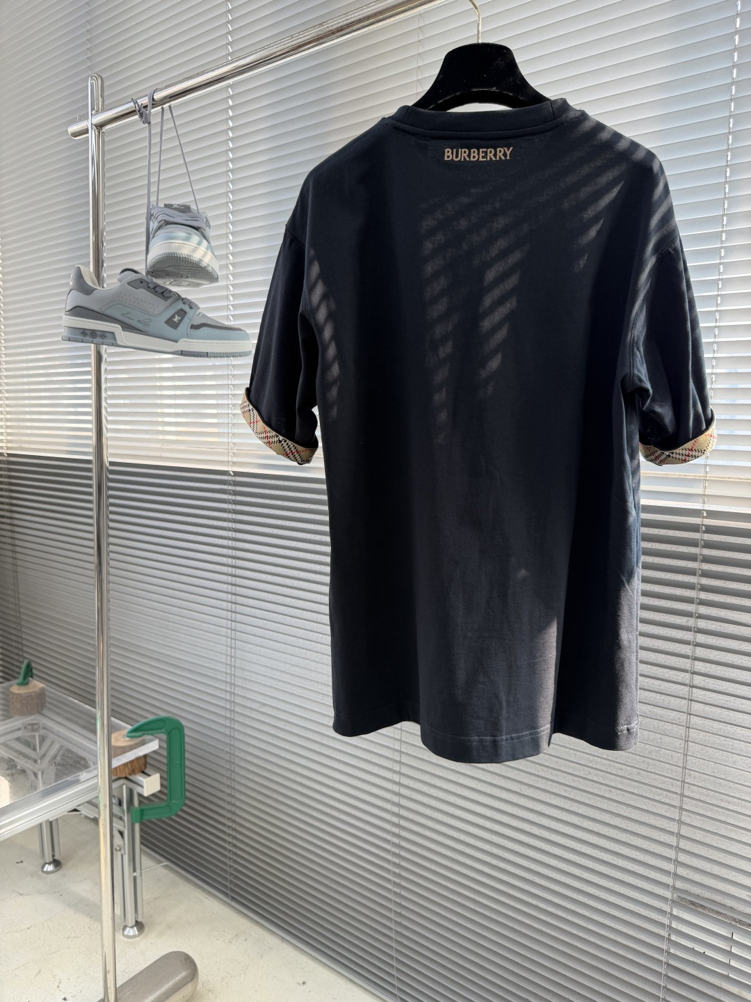 -BBR     格纹袖口战马刺绣短袖采用100%双股精梳纯棉针织面料，通过双股纱线交错织法，形成紧实饱
