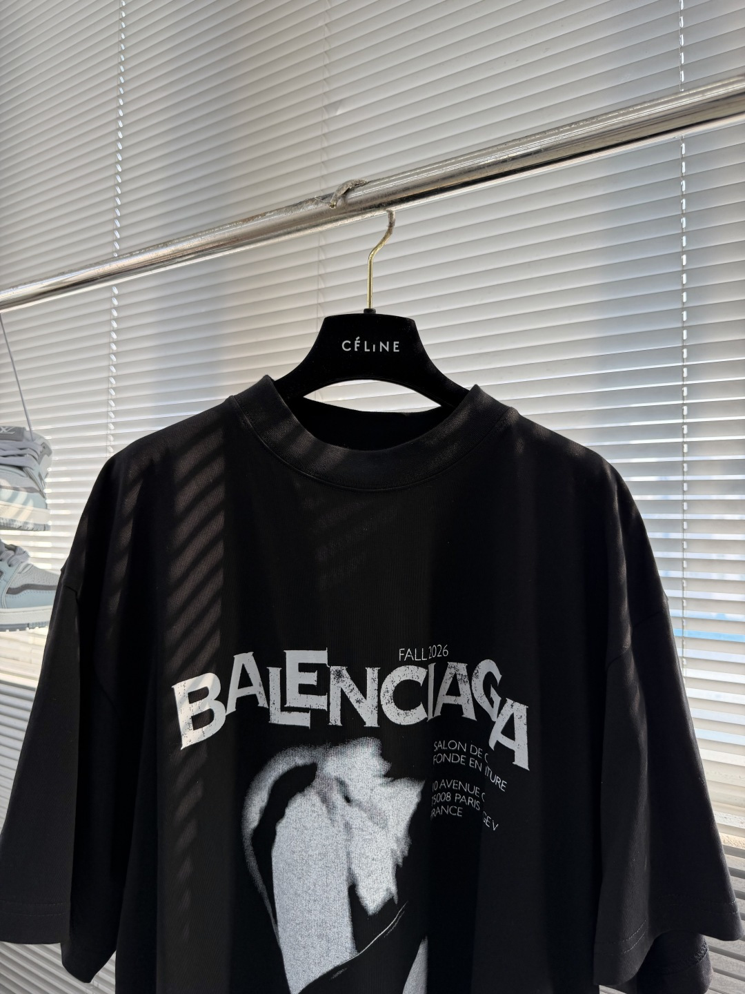 -Balenciag    人像直喷印花标识短袖采用定制巴黎绵。采用十字配套螺纹。印花采用3D白墨直喷，