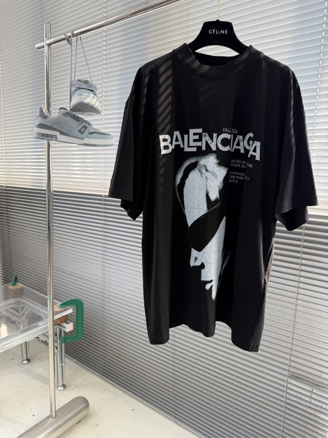 -Balenciag    人像直喷印花标识短袖采用定制巴黎绵。采用十字配套螺纹。印花采用3D白墨直喷，