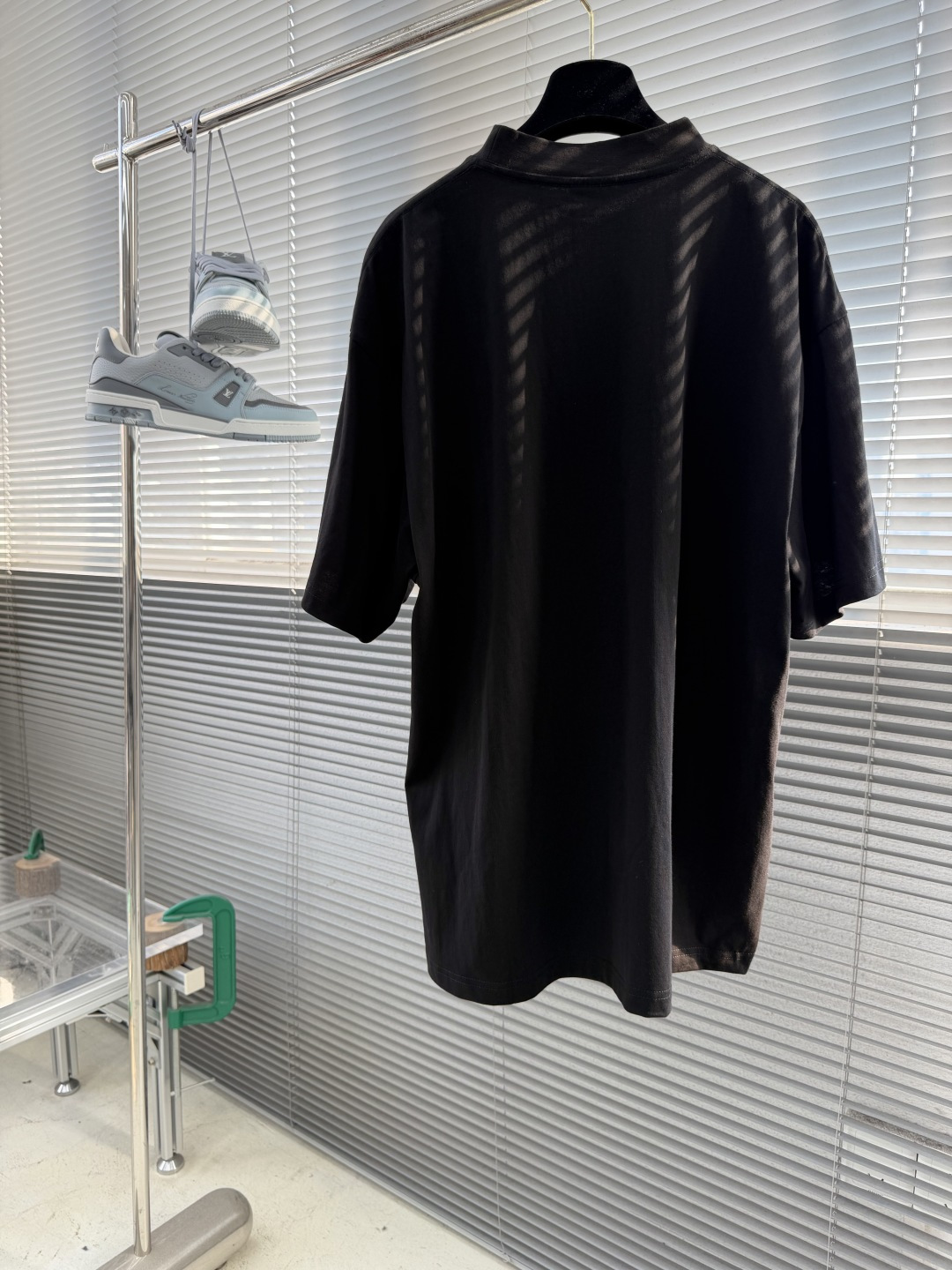 -Balenciag    印花标识短袖采用定制巴黎绵。罗文采用十字配套螺纹。胶浆龟裂印花，人工胶浆印花