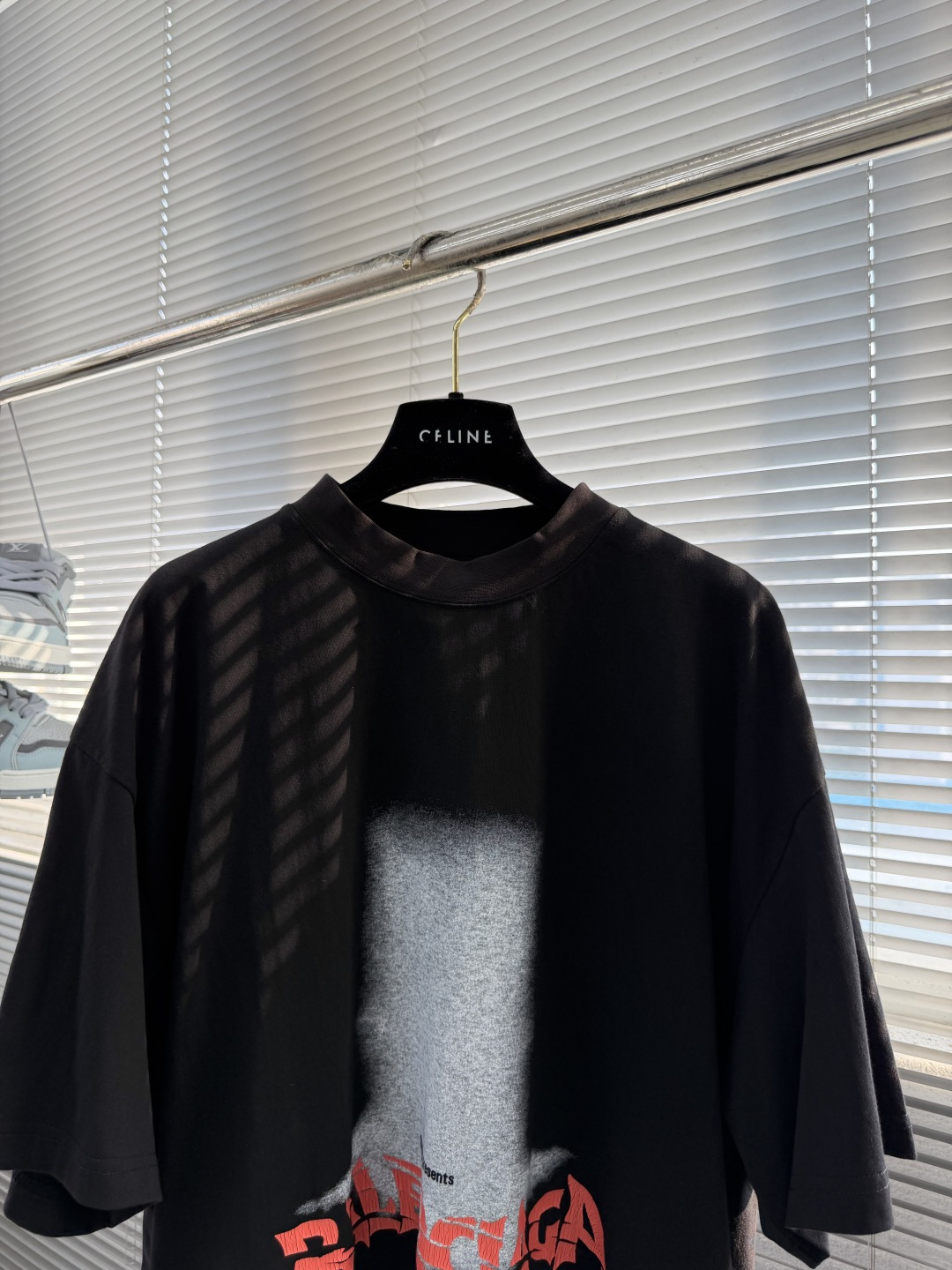 -Balenciag    印花标识短袖采用定制巴黎绵。罗文采用十字配套螺纹。胶浆龟裂印花，人工胶浆印花