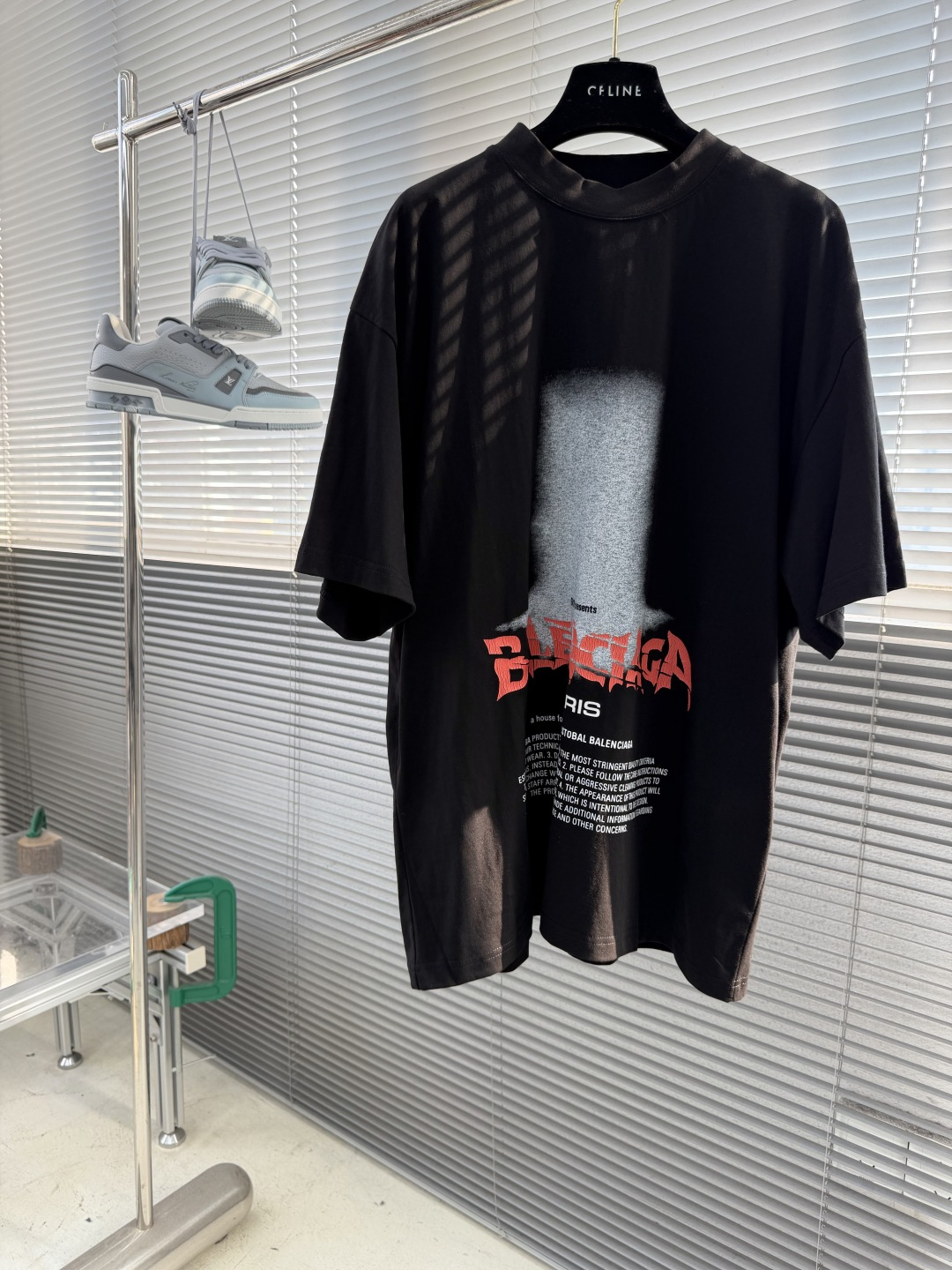 -Balenciag    印花标识短袖采用定制巴黎绵。罗文采用十字配套螺纹。胶浆龟裂印花，人工胶浆印花