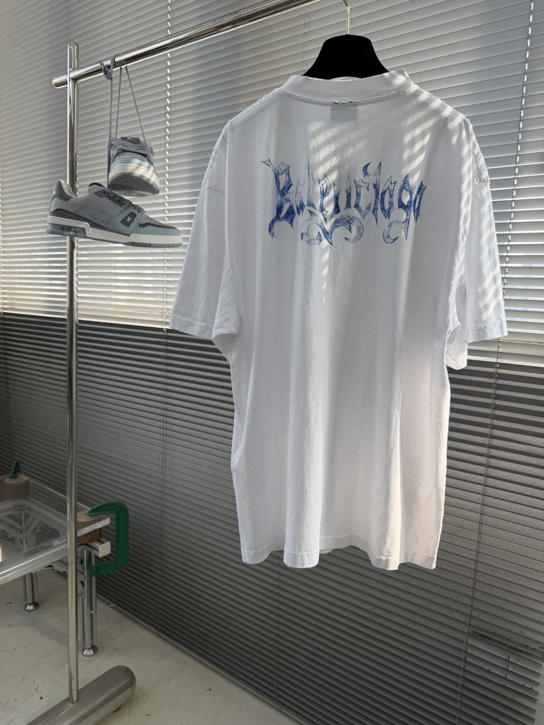 -Balenciag    艺术印花标识短袖采用原版定制巴黎绵。螺纹采用十字配套螺纹。采用白墨直喷印花工