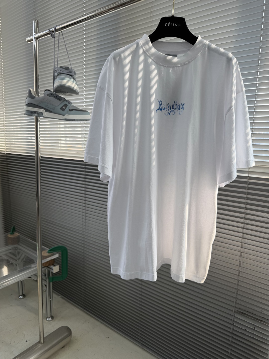 -Balenciag    艺术印花标识短袖采用原版定制巴黎绵。螺纹采用十字配套螺纹。采用白墨直喷印花工