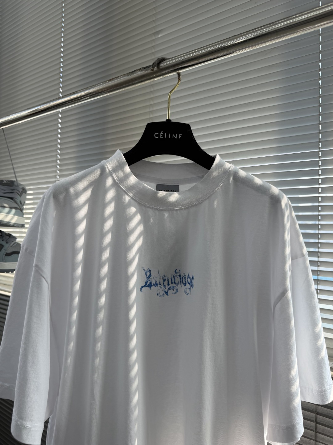 -Balenciag    艺术印花标识短袖采用原版定制巴黎绵。螺纹采用十字配套螺纹。采用白墨直喷印花工