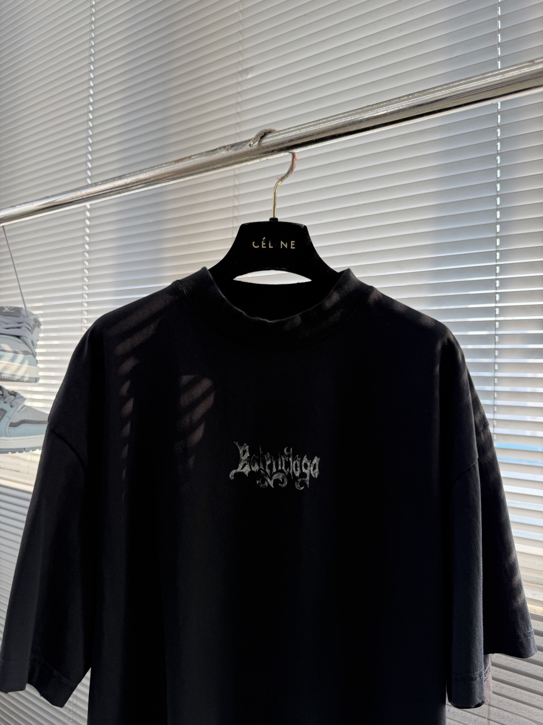 -Balenciag    艺术印花标识短袖采用原版定制巴黎绵。螺纹采用十字配套螺纹。采用白墨直喷印花工