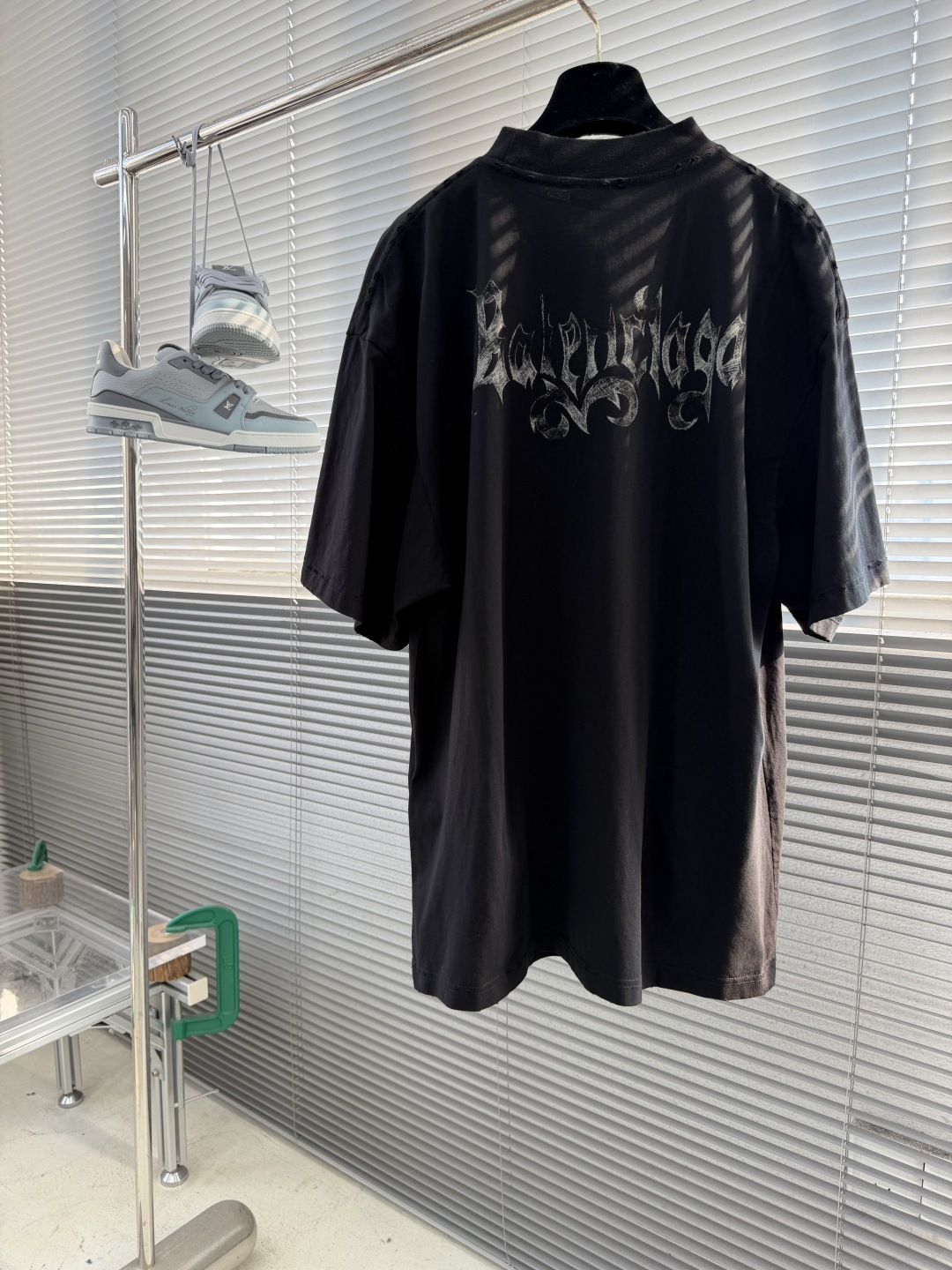 -Balenciag    艺术印花标识短袖采用原版定制巴黎绵。螺纹采用十字配套螺纹。采用白墨直喷印花工
