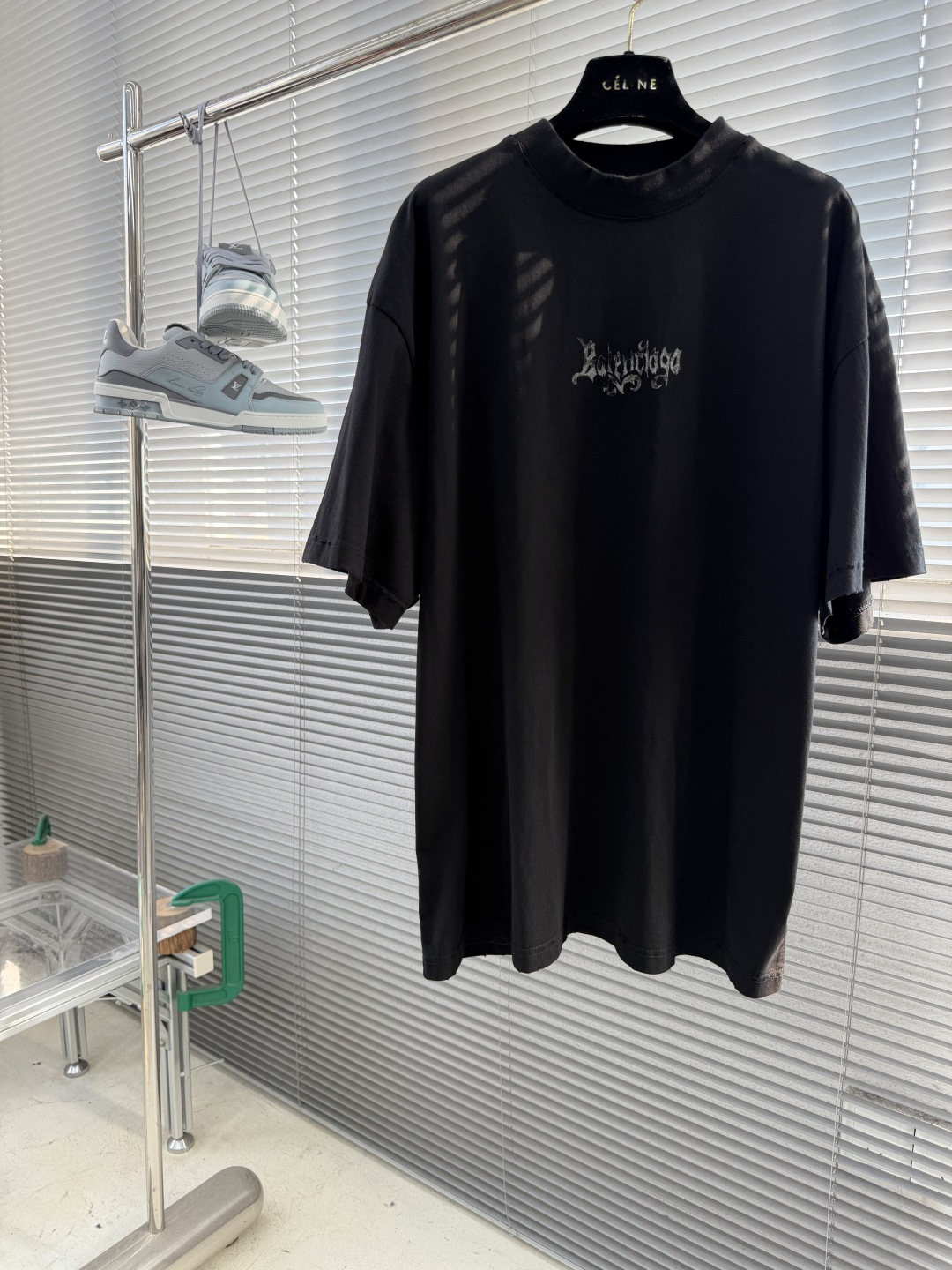 -Balenciag    艺术印花标识短袖采用原版定制巴黎绵。螺纹采用十字配套螺纹。采用白墨直喷印花工