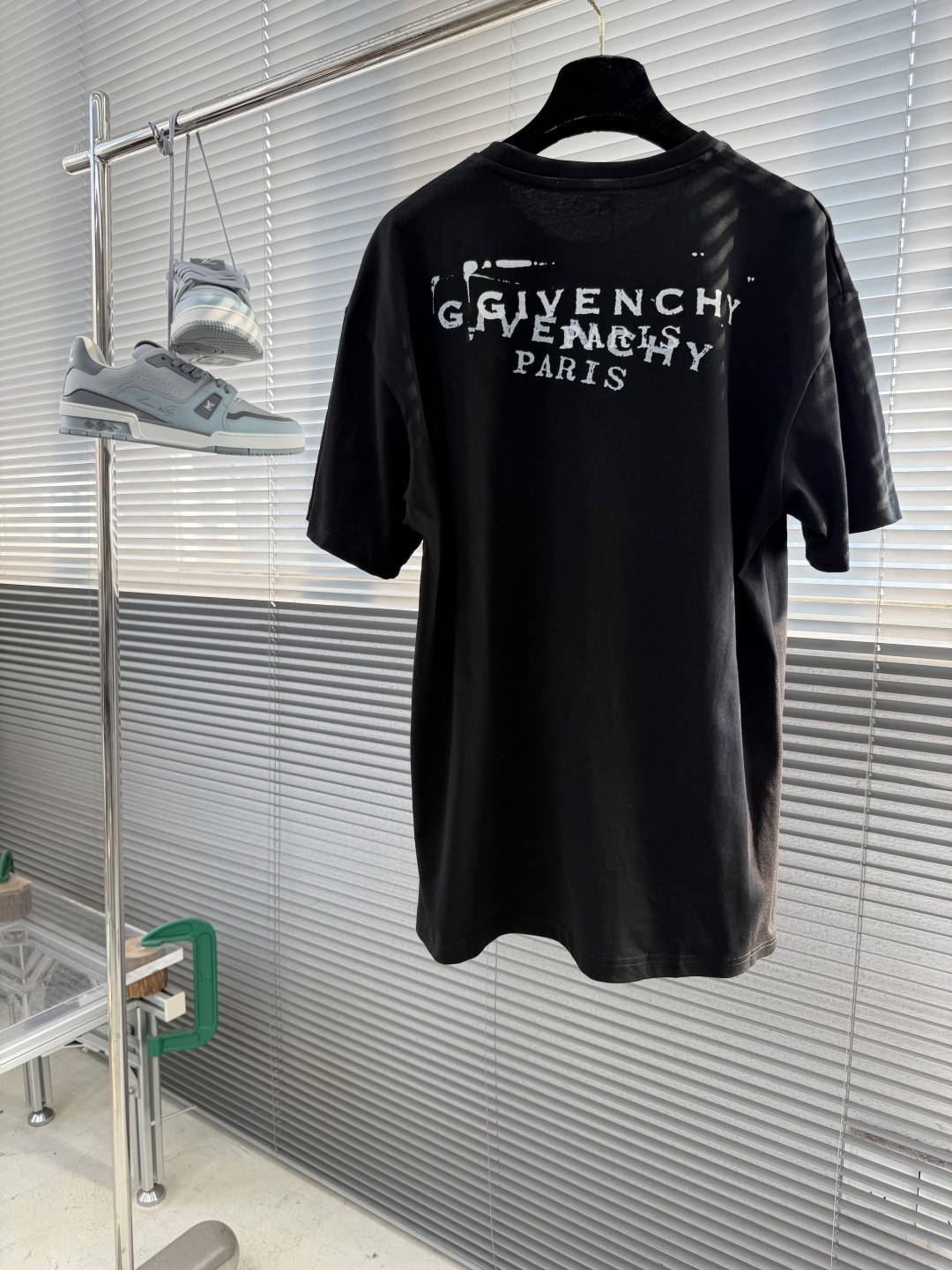-GVC    叠覆印花标识短袖采用32支双纱精梳棉。螺纹采用1*1配套索罗纳。印花采用胶浆人工印花，采