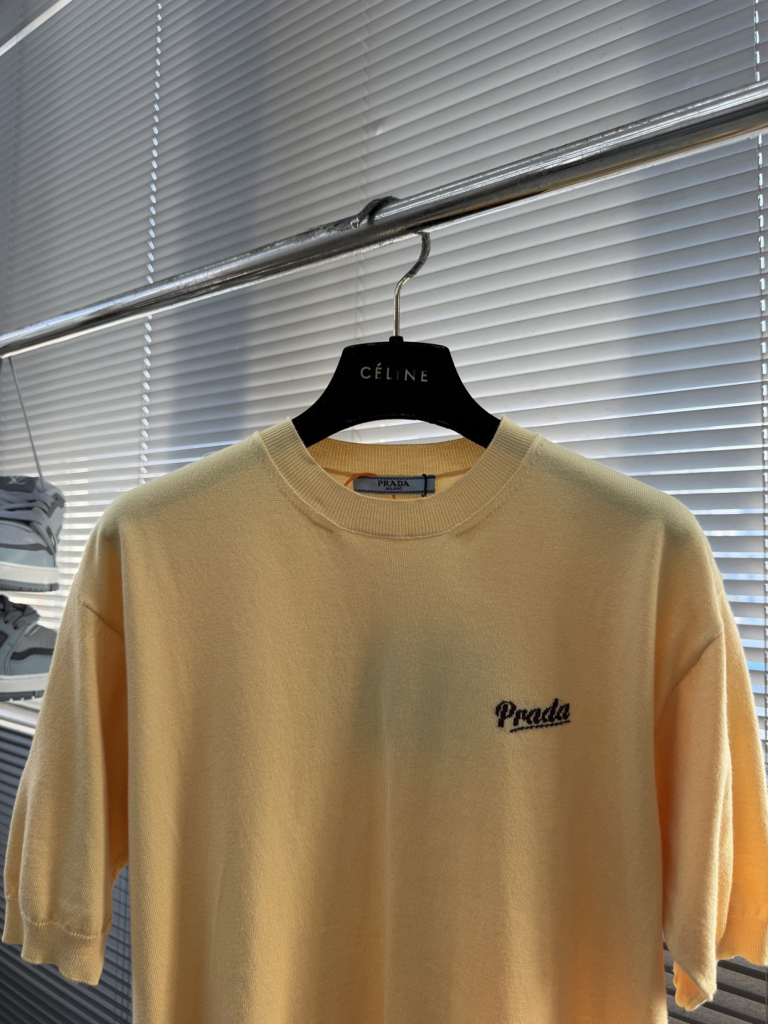 -PRAD    徽标嵌花短袖毛衣定织柔滑双股高密棉毛纱 柔软蓬松 舒适贴肤 暖调奶油黄如日光熔金 晕染
