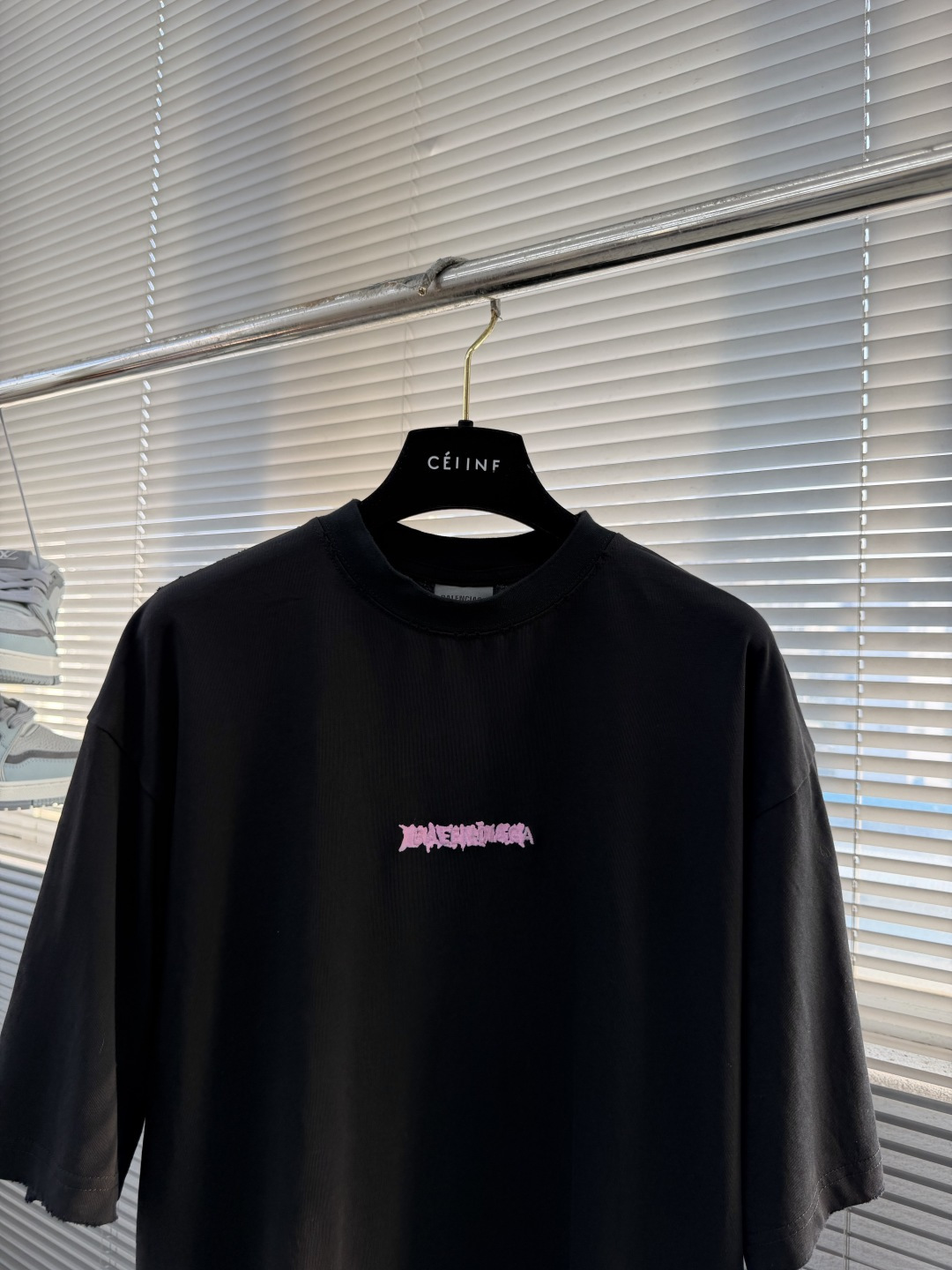 -Balenciag    标识字母短袖定制秘境柔感平纹棉 细腻柔软 舒适贴肤 以雾感炭铅黑为底 沉谧无