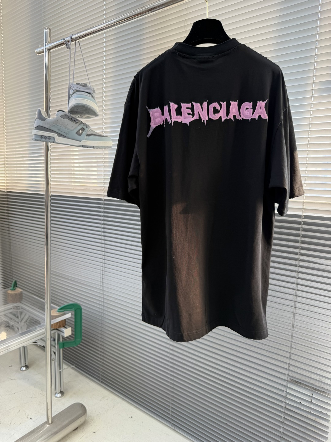 -Balenciag    标识字母短袖定制秘境柔感平纹棉 细腻柔软 舒适贴肤 以雾感炭铅黑为底 沉谧无