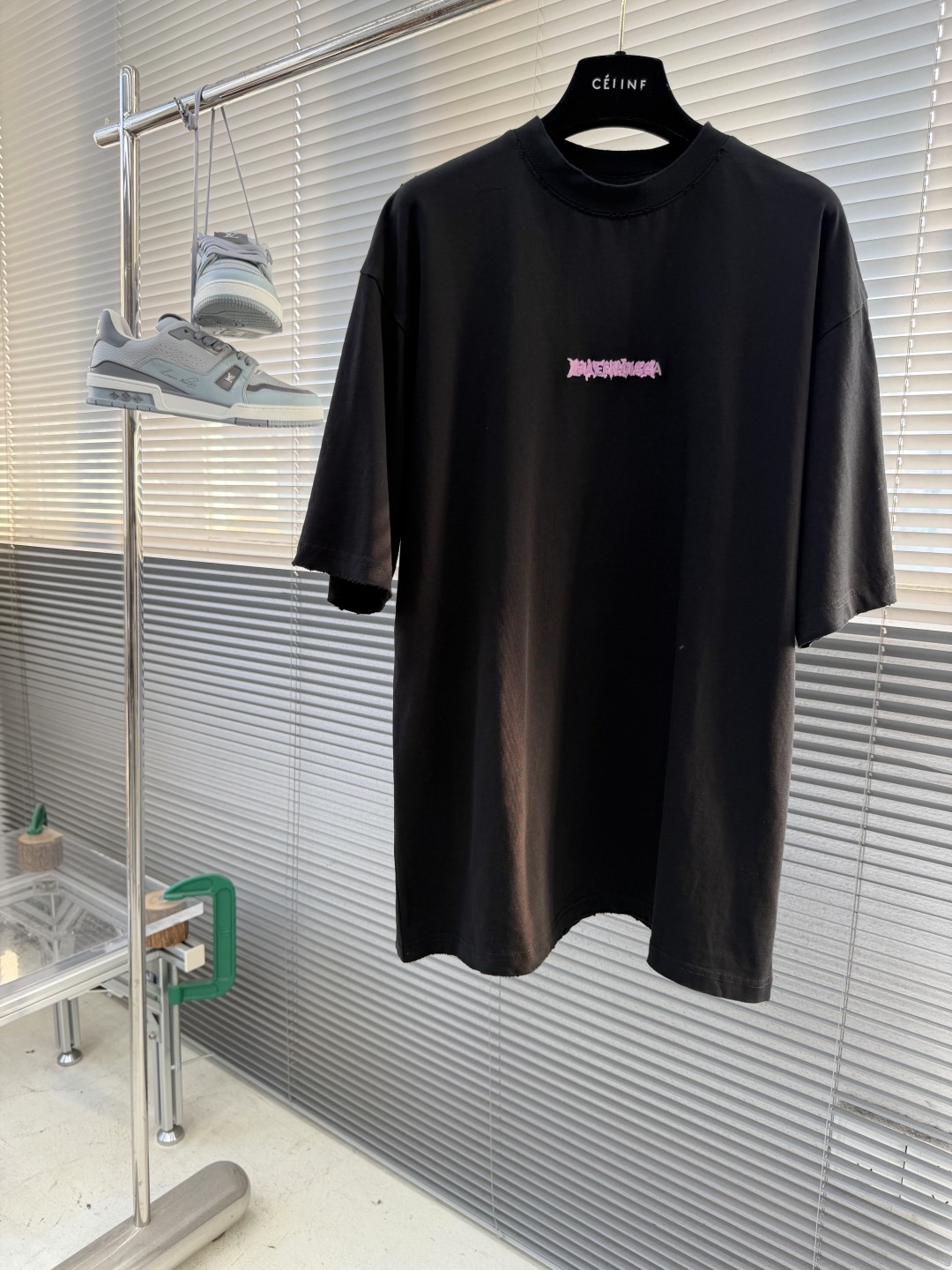 -Balenciag    标识字母短袖定制秘境柔感平纹棉 细腻柔软 舒适贴肤 以雾感炭铅黑为底 沉谧无